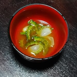 玉ねぎとゴーヤのみそ汁